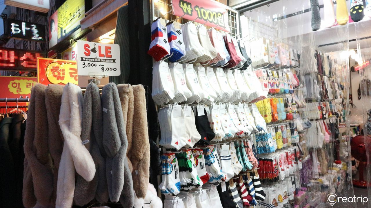 Esposizione di calzini colorati e offerte speciali illuminata sotto le luci di Hongdae.