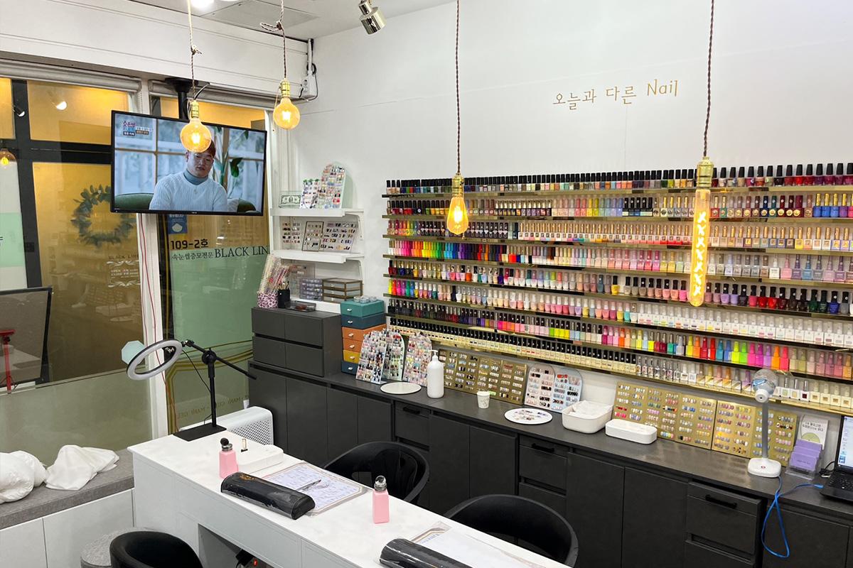 다양한 네일 컬러가 진열된 오늘과 다른 네일의 내부 모습