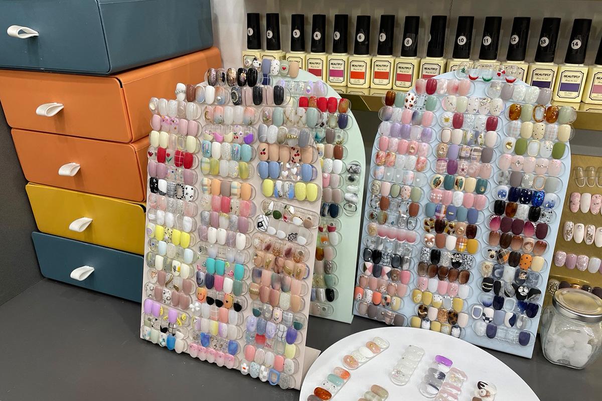 다양한 디자인이 전시된 서울 마포구 네일숍, 오늘과 다른 네일의 모습