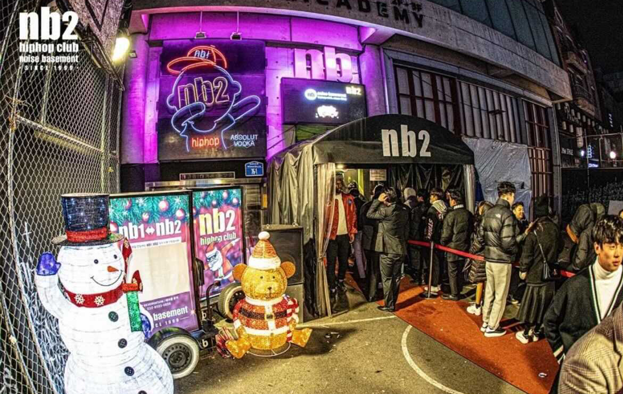서울 마포구의 인기 클럽 nb2의 외관에서 긴 줄을 서 있는 사람들