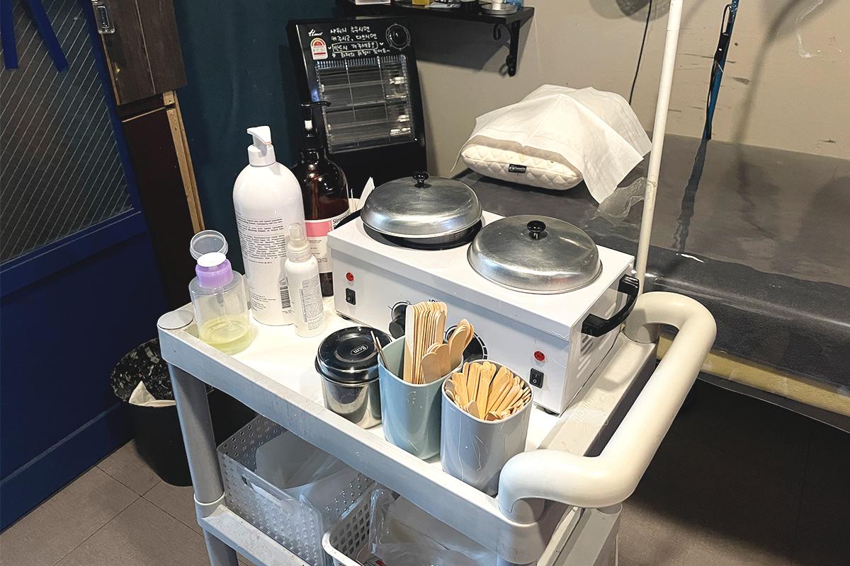 서울 마포구의 WAXING&LINE에서 사용되는 왁싱 도구 세트