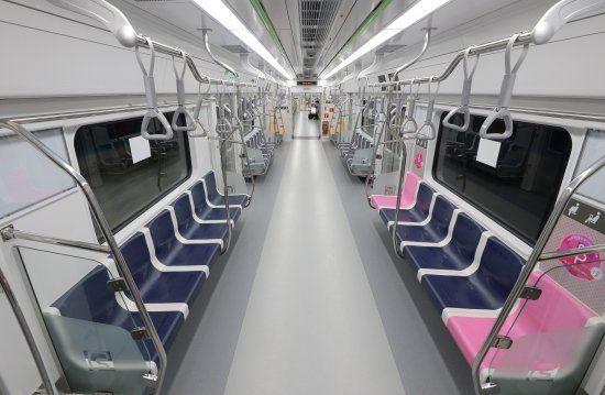 首爾地鐵2號線新列車的寬敞內部設計，提供舒適的乘坐體驗。