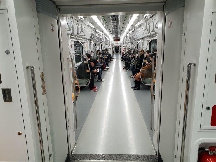 首爾地鐵2號線新型列車取消車廂間門後的貫通式車廂設計。