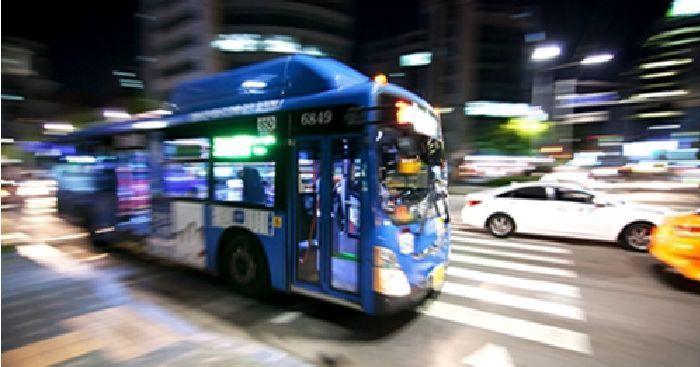 首爾的夜間巴士在夜晚行駛，為市民提供便捷的夜間交通服務。