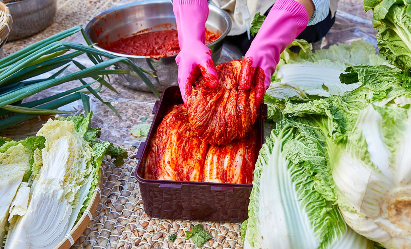 Học làm kim chi tại Trung tâm trải nghiệm văn hóa Kimchi Seoul, Hàn Quốc