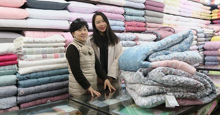 訪問廣藏市場棉被店，瞭解韓國傳統寢具的選擇和用途。