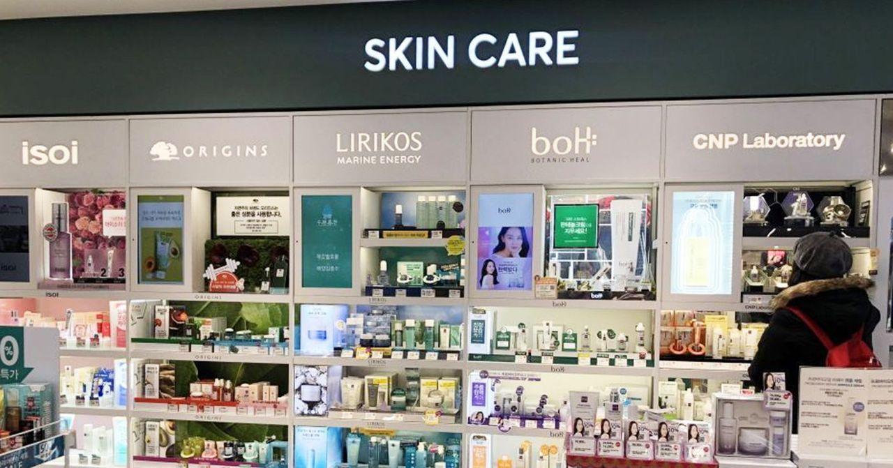 韓國藥妝店整理，各種美妝和護膚品牌的推薦陳列。