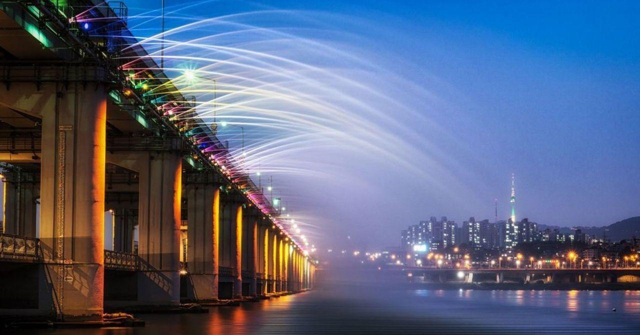 漢江公園在夜晚燈光下閃耀的小瀑布，光影交錯，呈現都市與自然的完美結合景象。