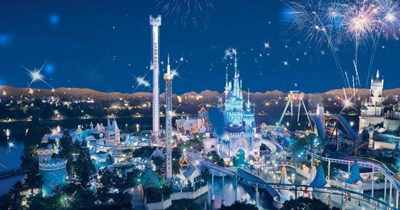 韓國洛堤世界夜景，天空中灑滿星光，夢幻的遊樂園場景，讓情侶沉浸在童話般的世界中。