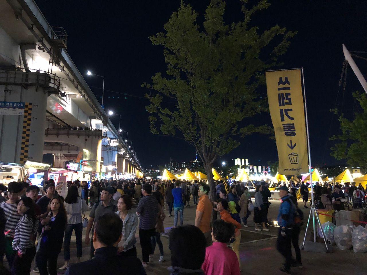 ตลาดนัดกลางคืนที่มีเอกลักษณ์ในโซลนี้ต้องเลื่อนจัดไป เนื่องจากสถานการณ์การระบาดของไวรัสในปีนี้