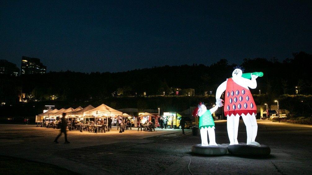 ตลาดนัดกลางคืนที่มีเอกลักษณ์ในโซลนี้ต้องเลื่อนจัดไป เนื่องจากสถานการณ์การระบาดของไวรัสในปีนี้