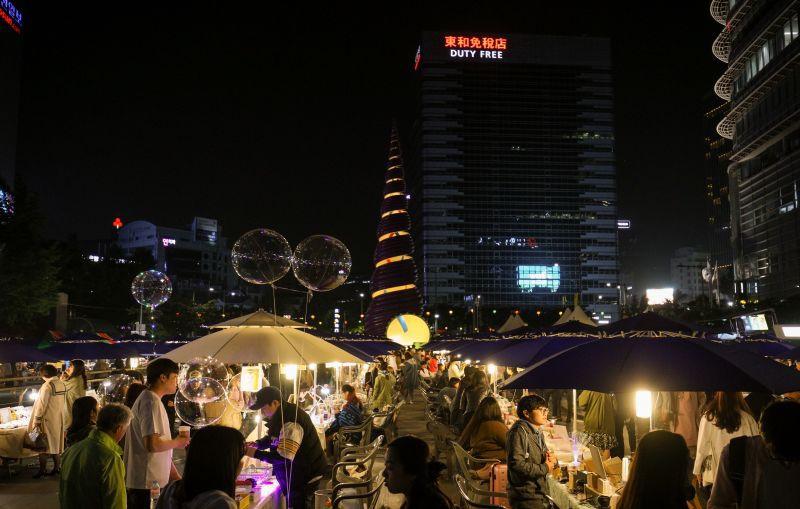 ตลาดนัดกลางคืนที่มีเอกลักษณ์ในโซลนี้ต้องเลื่อนจัดไป เนื่องจากสถานการณ์การระบาดของไวรัสในปีนี้