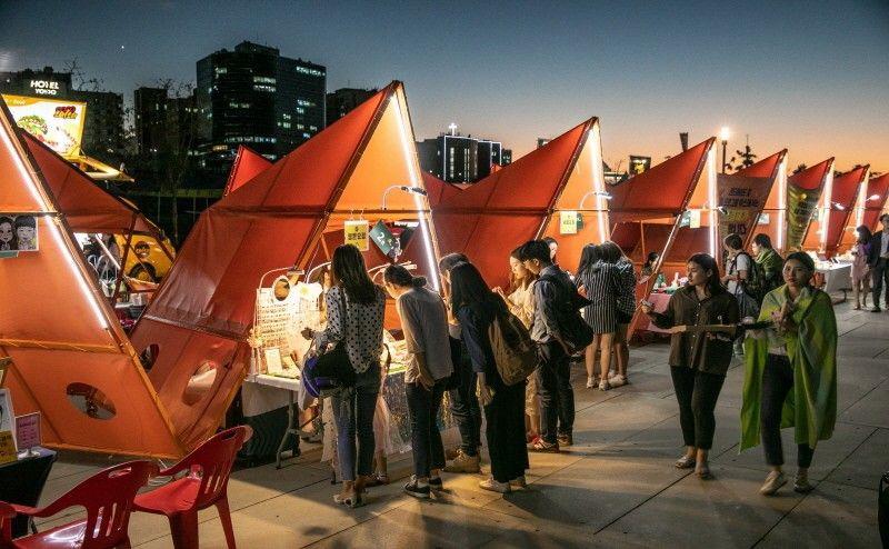 ตลาดนัดกลางคืนที่มีเอกลักษณ์ในโซลนี้ต้องเลื่อนจัดไป เนื่องจากสถานการณ์การระบาดของไวรัสในปีนี้