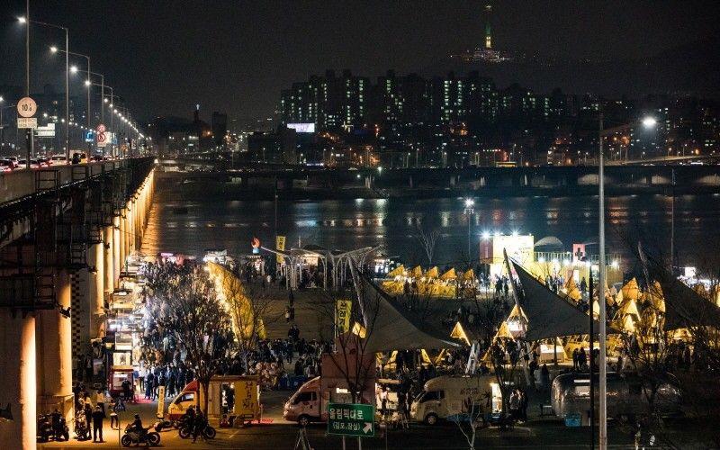 ตลาดนัดกลางคืนที่มีเอกลักษณ์ในโซลนี้ต้องเลื่อนจัดไป เนื่องจากสถานการณ์การระบาดของไวรัสในปีนี้