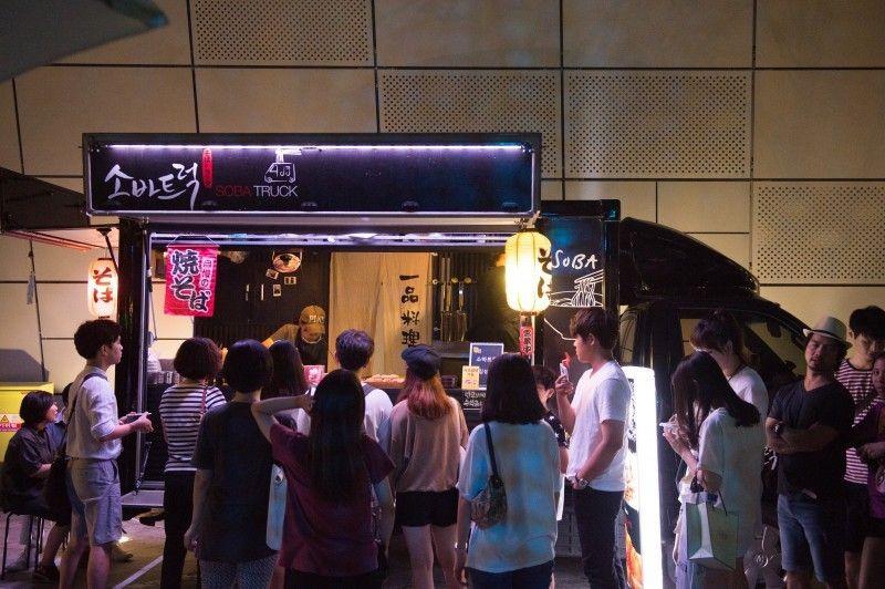 ตลาดนัดกลางคืนที่มีเอกลักษณ์ในโซลนี้ต้องเลื่อนจัดไป เนื่องจากสถานการณ์การระบาดของไวรัสในปีนี้