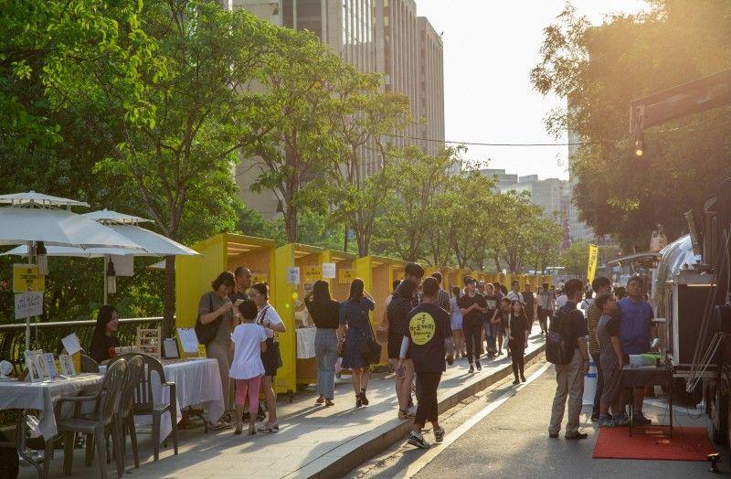 ตลาดนัดกลางคืนที่มีเอกลักษณ์ในโซลนี้ต้องเลื่อนจัดไป เนื่องจากสถานการณ์การระบาดของไวรัสในปีนี้