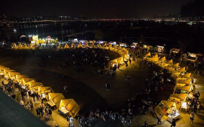 ตลาดนัดกลางคืนที่มีเอกลักษณ์ในโซลนี้ต้องเลื่อนจัดไป เนื่องจากสถานการณ์การระบาดของไวรัสในปีนี้