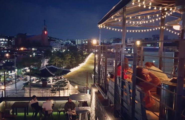 ตลาดนัดกลางคืนที่มีเอกลักษณ์ในโซลนี้ต้องเลื่อนจัดไป เนื่องจากสถานการณ์การระบาดของไวรัสในปีนี้