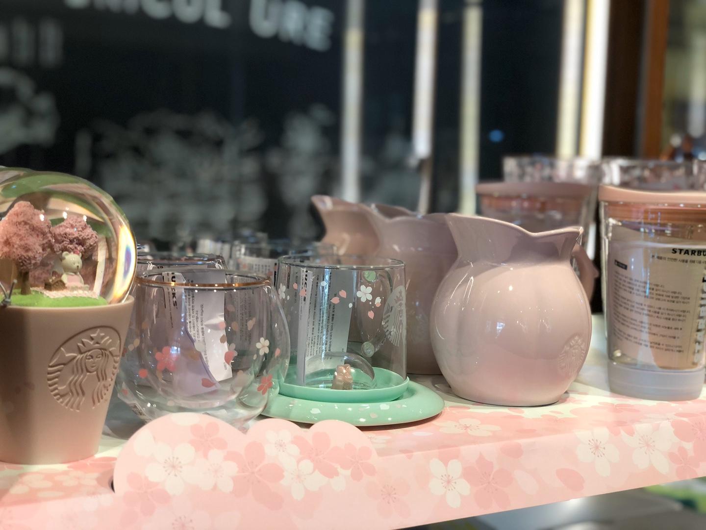 星巴克櫻花季特別設計的杯具，水杯和其他精品