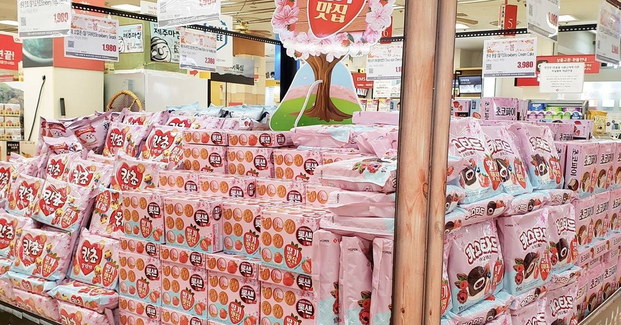 超市櫻花季新品，粉色包裝和商品展示