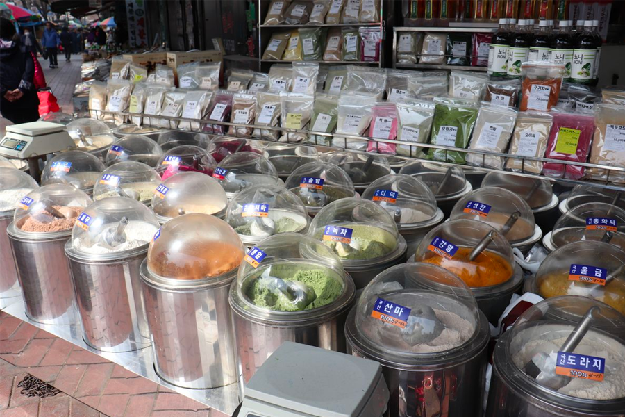 一个展示各种韩国传统粉末和草药的摊位