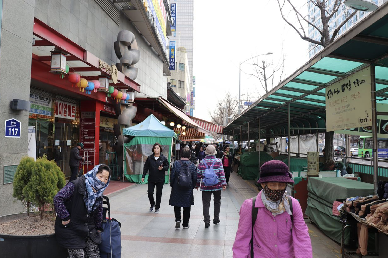 韓國首爾藥令市場的一個攤位，擺滿了新鮮人蔘及其他韓國傳統藥材。