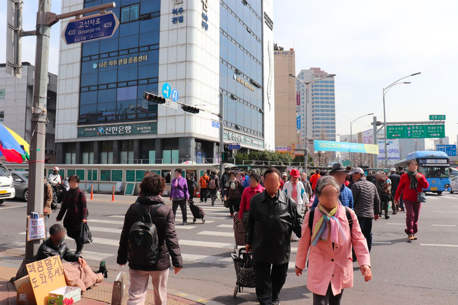 展示在市场上的韩国人参堆