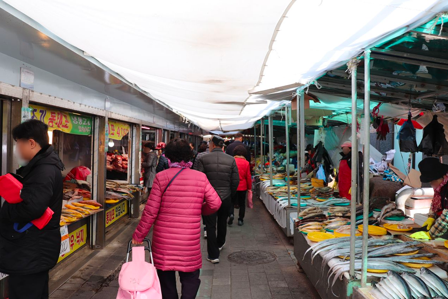 摆满新鲜蔬菜和药材的药令市场摊位