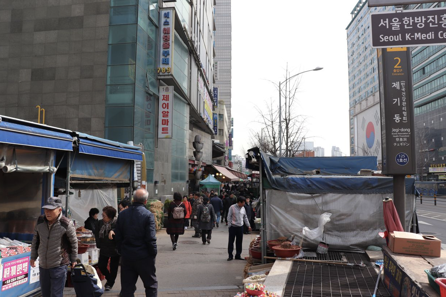 首爾祭基洞站2號出口附近的京東市場入口，彌漫著韓國傳統藥材香氣，吸引遊客駐足。