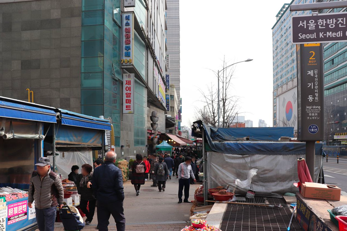 首尔药令市场入口及周边商店景象