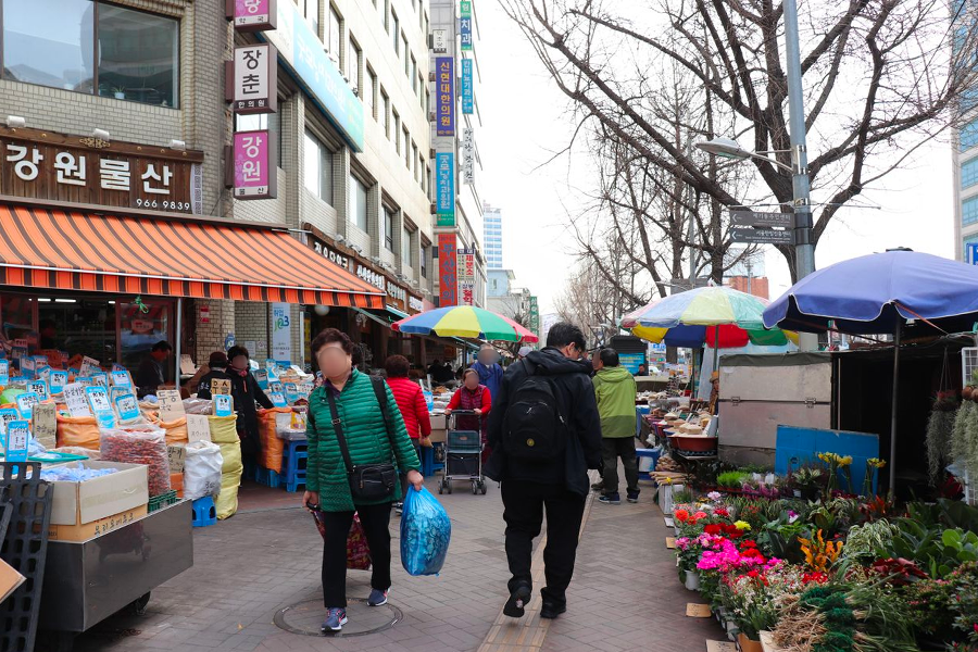 京东市场内繁忙的商店与顾客情景