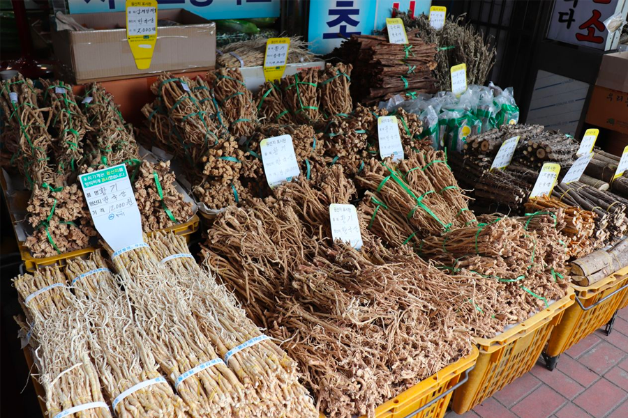 首尔市场中展示不同种类的干燥药材