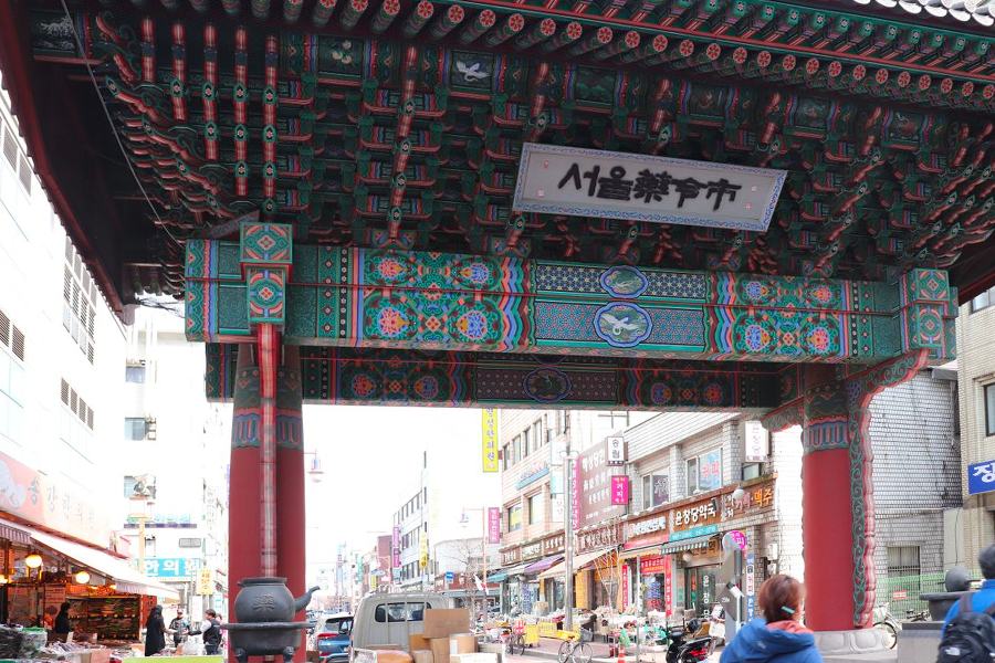 具有传统装饰的首尔药令市场入口牌坊