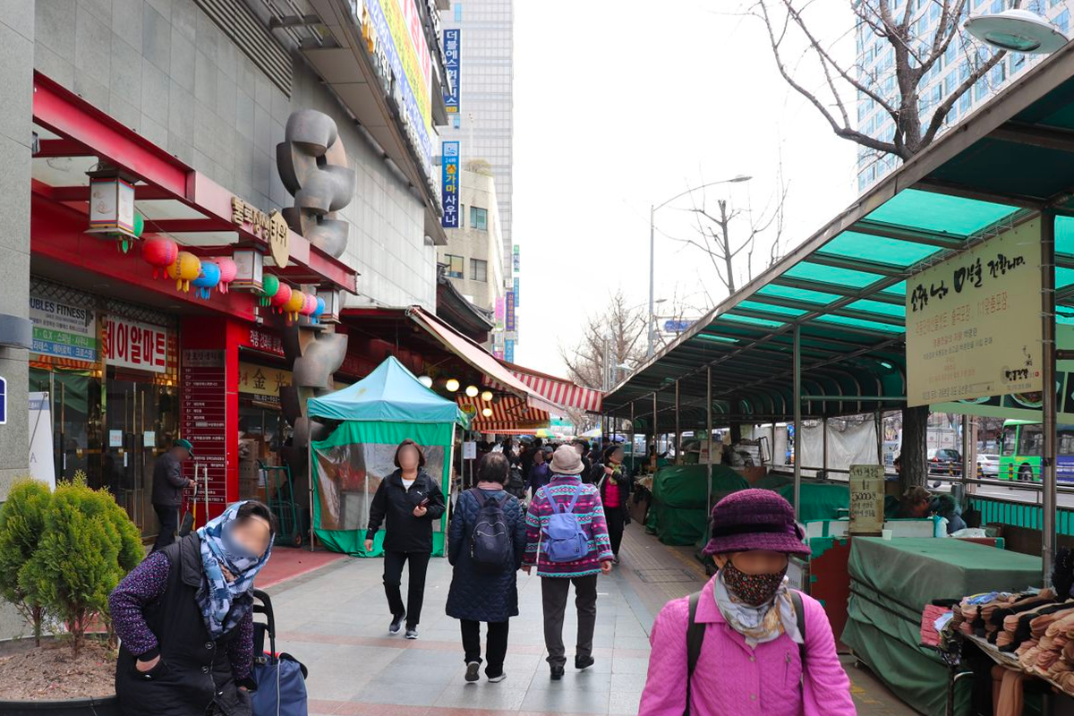 药令市场内的传统韩药商店与行人