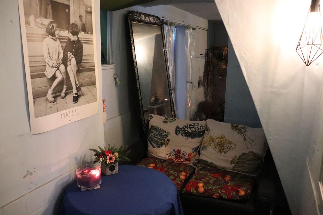 Gemütliche Sitzecke in Maison Cote Café mit leerem Tisch.