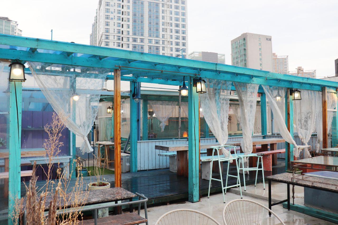 Charmante Außenterrasse des Maison Cote mit Meerblick.