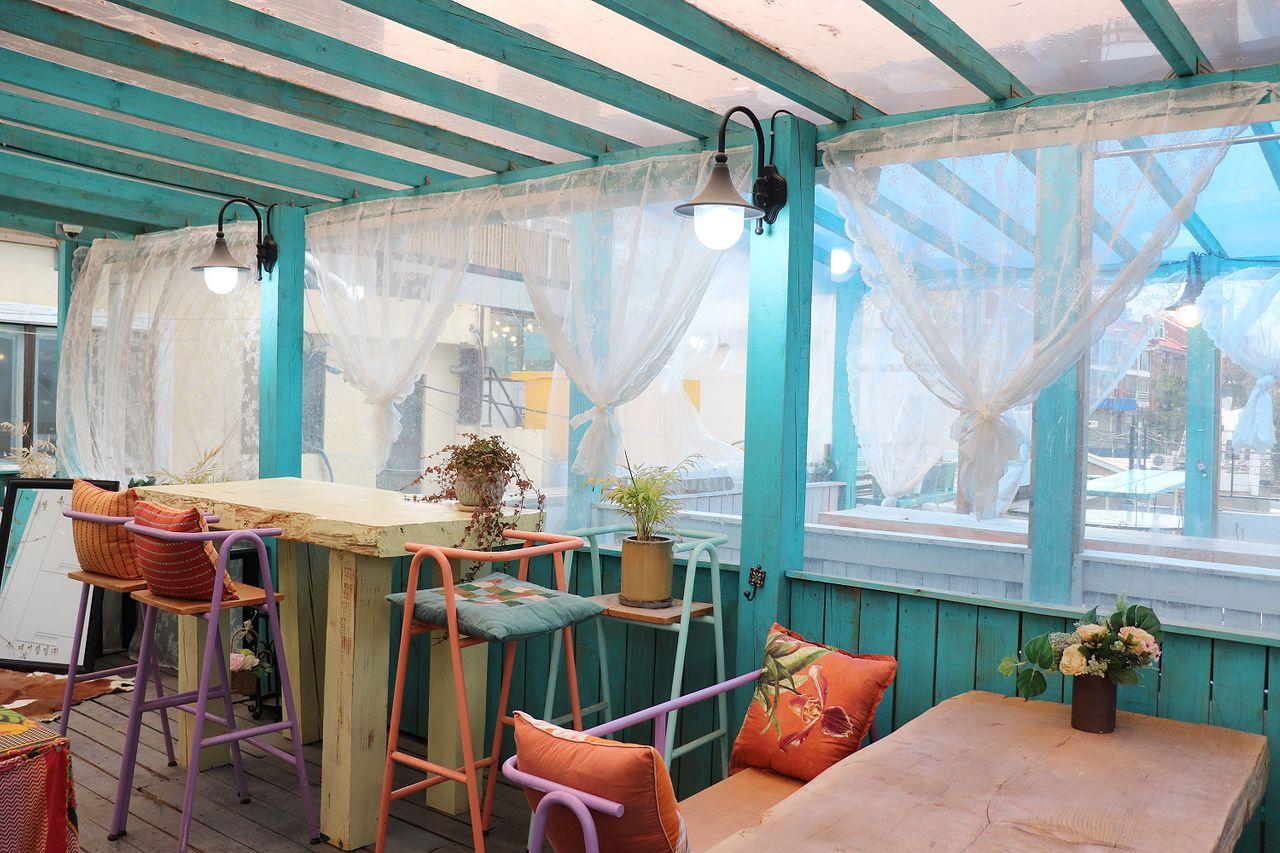 Hellblau gestrichene Terrassenmöbel mit Meerblick in Maison Cote.