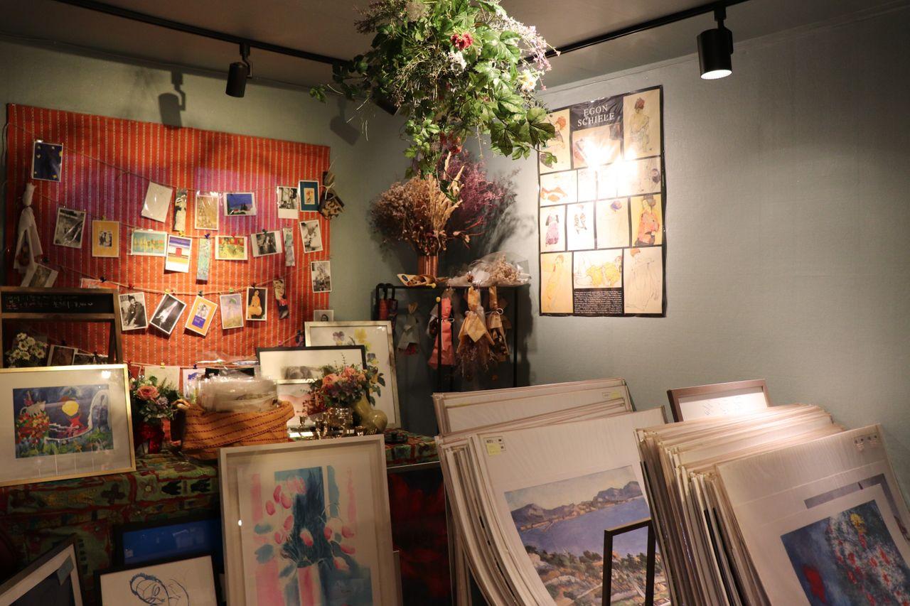 Vitrinen im Maison Cote gefüllt mit unterschiedlichen Keramiken.