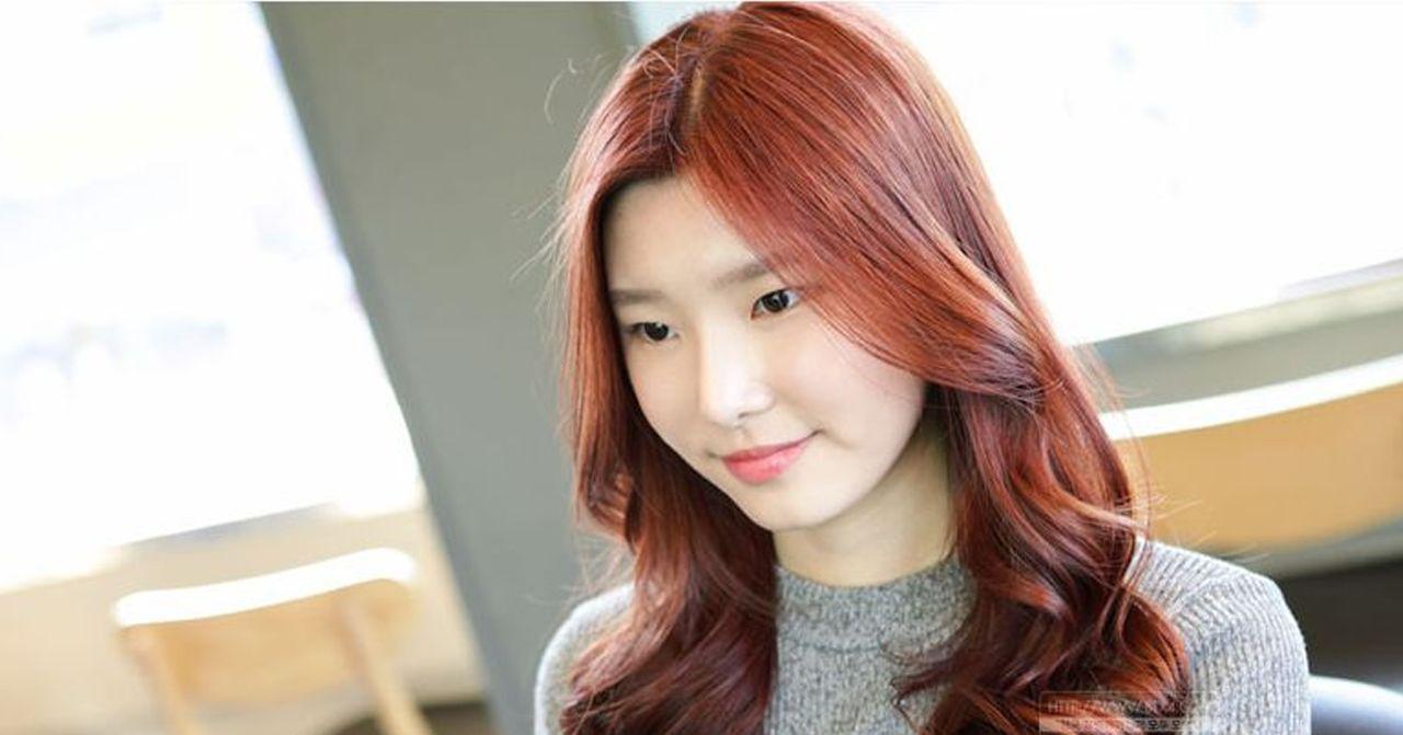 韩国梨大附近的理发店，提供各种美容和理发服务，展示玛丽·戴一色后的发型。