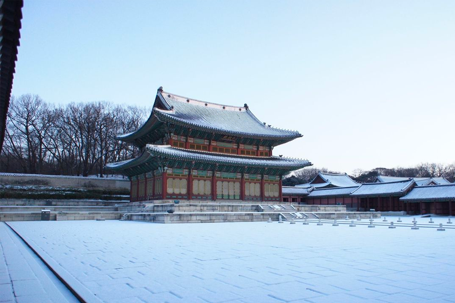 2024 昌德宮夜間開放活動的昌德宮正門景觀，展示韓國古代建築的獨特設計。