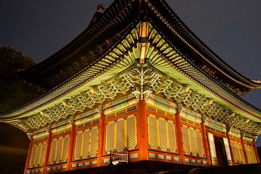 昌德宮夜間導覽活動中的韓國傳統青紗燈籠照亮的建築細部，展示夜間的不同氛圍。