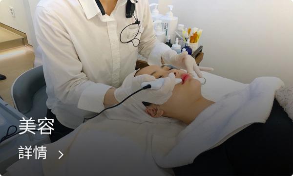 韓國明洞街道上的時尚店鋪，展示了最新的時尚潮流