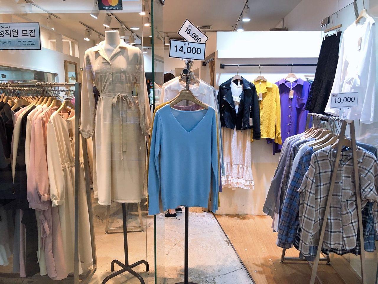 釜山西面地下街时尚购物店铺，潮流服饰展示，吸引众多游客。