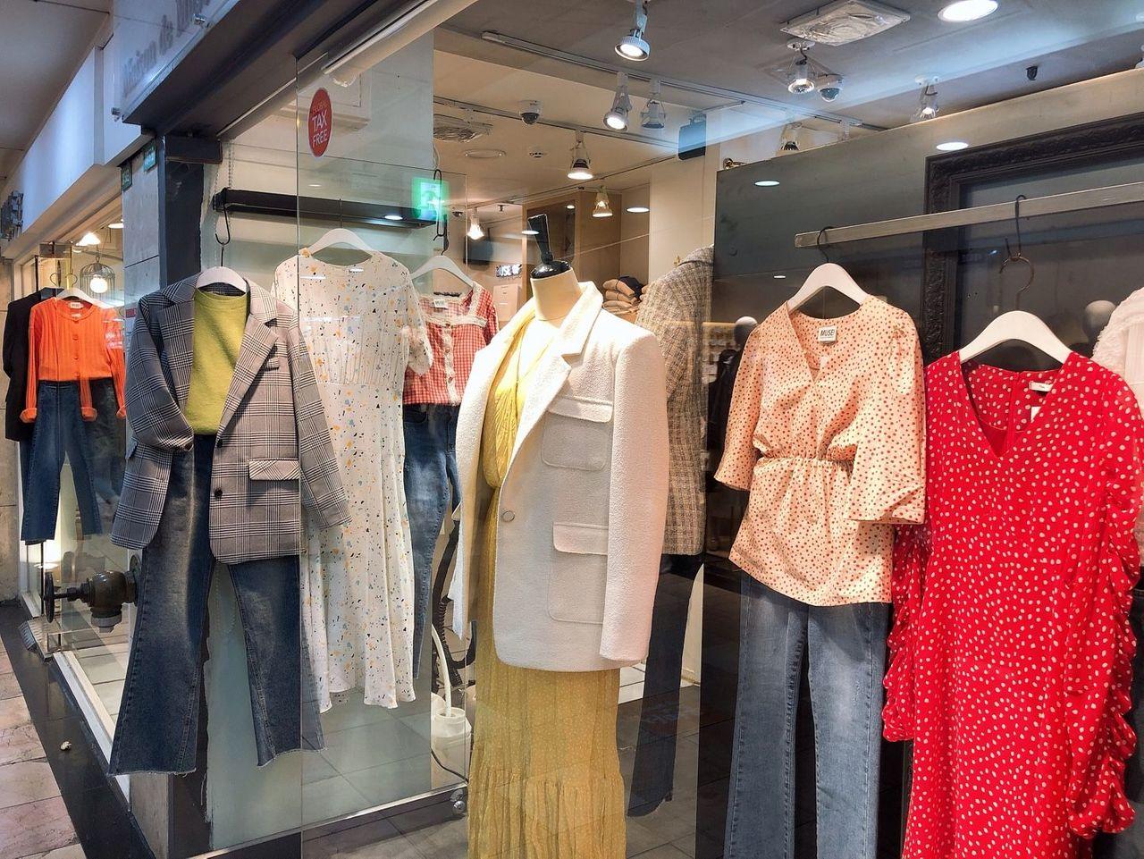 釜山西面地下街时尚潮流店铺，提供最新潮流服饰，购物的理想选择。