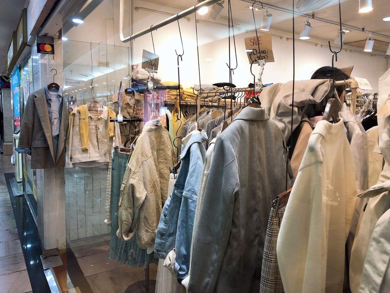 釜山西面地下街服饰店内景，潮流单品展示，购物热门地点。