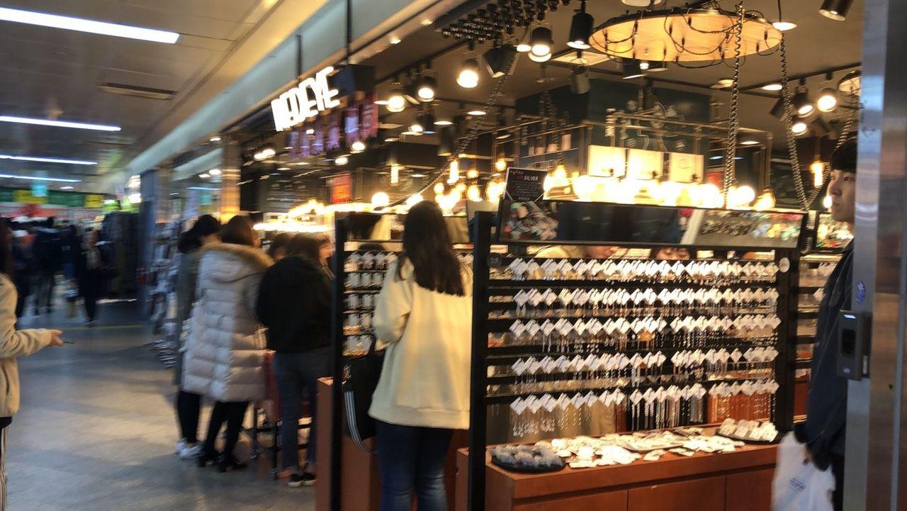 釜山西面地下街潮流购物，吸引顾客购物的热门地点。