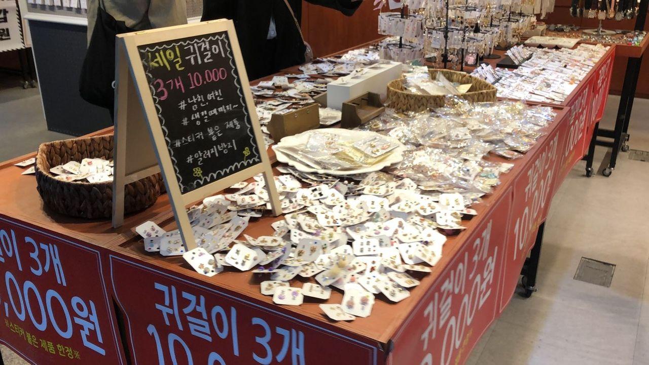 釜山西面地下街时尚潮流，提供各种流行服饰，是购物者的天堂。