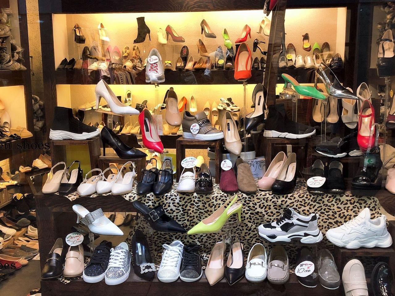 时尚鞋店位于釜山西面地下街，提供各种款式的鞋子，购物热点。