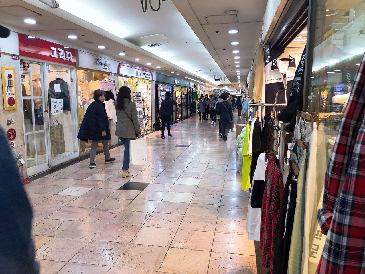釜山西面地下街时尚购物，最新潮流服饰店，吸引中国游客。