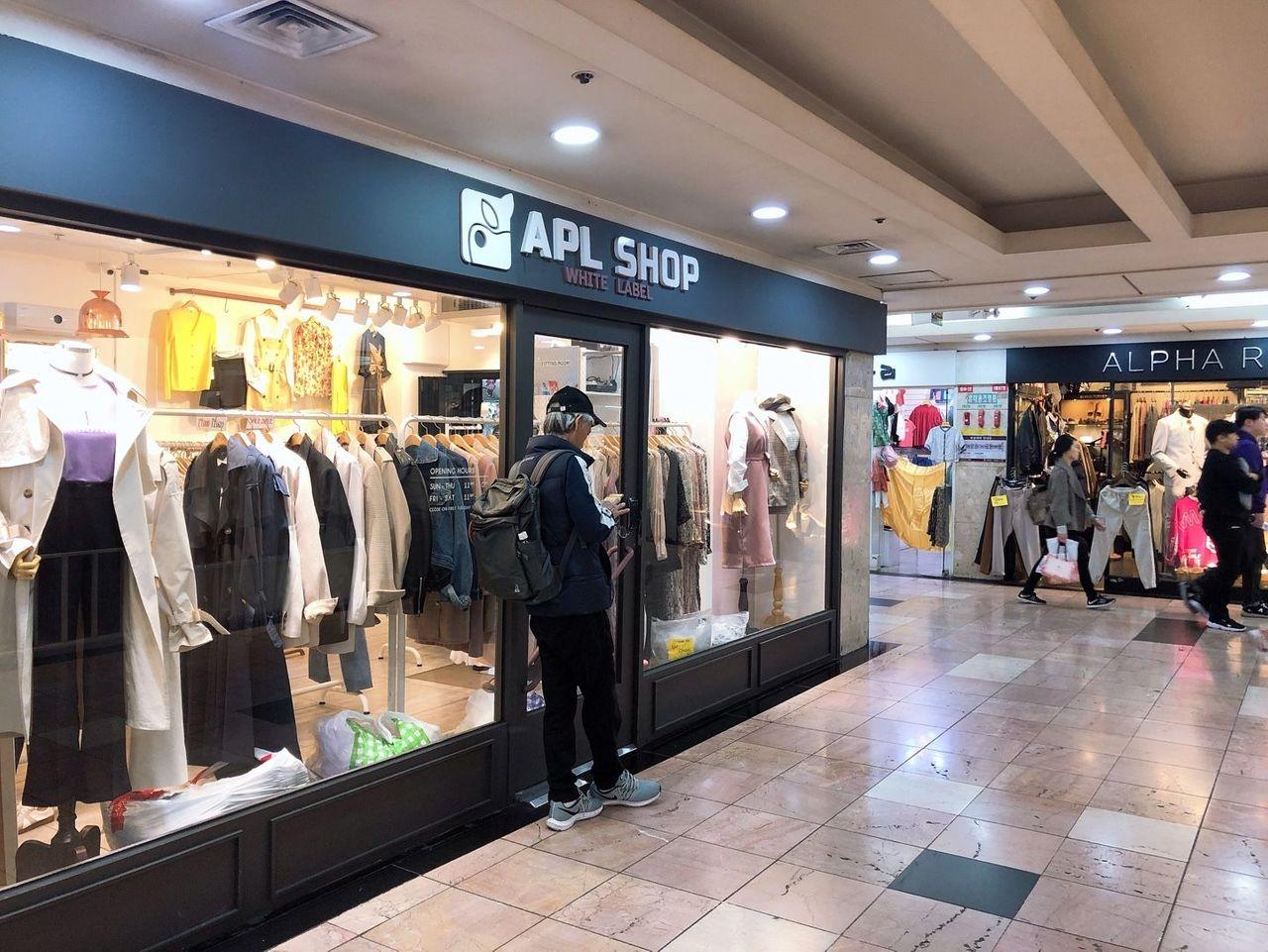 釜山西面地下街时尚潮流购物，顾客在挑选商品，韩国购物热点。